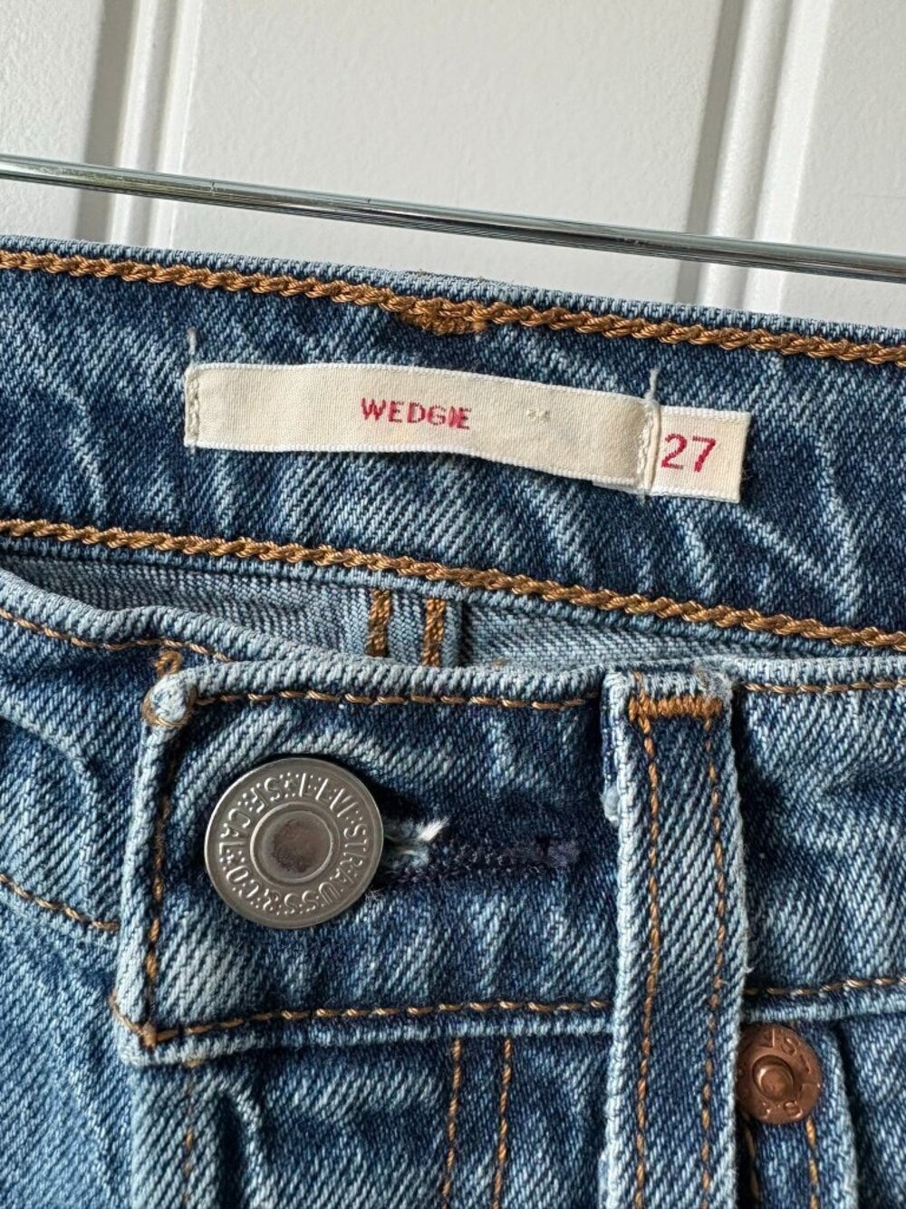 Levi's High Rise Button Fly Straight Leg Jeans Medium Wash Size 27 - Picture 4 of 8